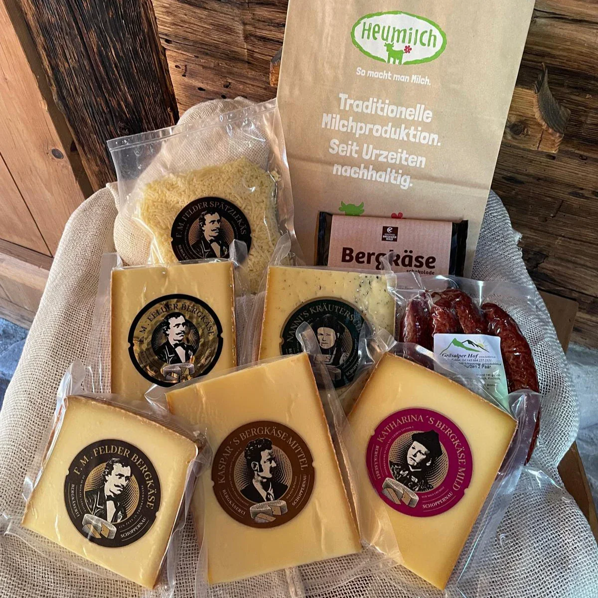 Appetitliche Auswahl mit Bergkäse und Spezialitäten der Bergkäserei Schoppernau