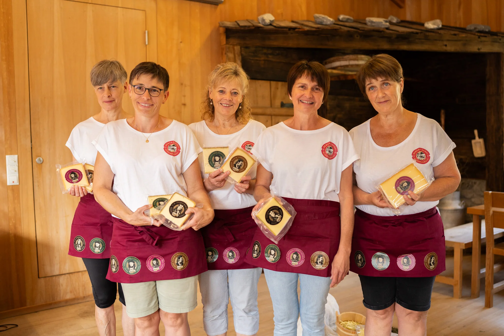 Das Verkaufsteam der Bergkäserei Schoppernau mit Käse